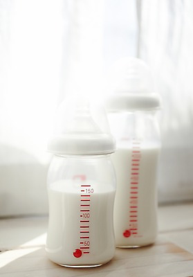 포토 JPG 스튜디오촬영 잡화 생활용품 실내 통 사람없음 빛 햇빛 반사 아기용품 우유 커튼 우유병 젖병 병 오브젝트 눈금 분유 국내포토 식기 병_용기 유제품 내부 태양 파일형식