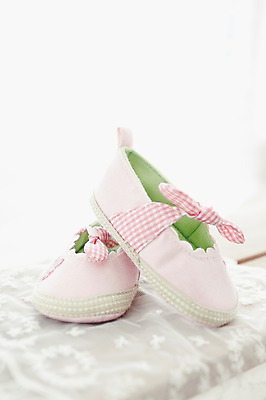 포토 JPG 스튜디오촬영 나무 잡화 리본 생활용품 신발 의자 실내 사람없음 아기용품 오브젝트 한켤레 나무의자 아기신발 국내포토 레이스천 식물 1 가구 내부 목재 직물 파일형식