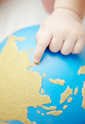 포토 JPG 스튜디오촬영 손 어린이라이프 지구 신체 한손 실내 한명 사람 손짓 근접촬영 아웃포커스 신체부위 지구본 귀여움 가리킴 아기 작음 아기만 국내포토 1 라이프스타일 어린이 뷰포인트 컨셉 모션 촬영기법 내부 크기 파일형식