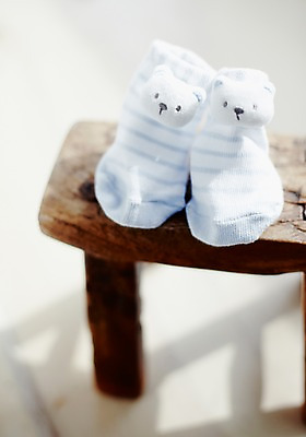 포토 JPG 스튜디오촬영 잡화 한쌍 생활용품 의자 양말 실내 사람없음 줄무늬 아기용품 오브젝트 나무의자 아기양말 국내포토 가구 무늬 내부 목재 파일형식