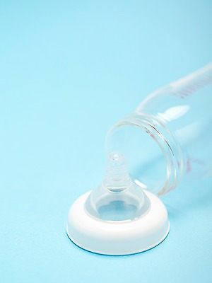 포토 JPG 스튜디오촬영 잡화 생활용품 실내 통 근접촬영 사람없음 아웃포커스 아기용품 우유병 젖병 병 오브젝트 국내포토 식기 뷰포인트 병_용기 촬영기법 내부 우유 파일형식