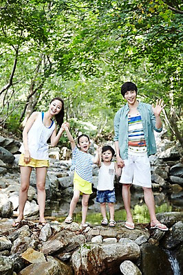 포토 JPG 주간 전신 나무 식물 라이프스타일 계절 여자 남자 딸 행복 아들 어린이 가족 물놀이 엄마 휴가 가족여행 서기 미소 웃음 사람 동양인 손짓 소녀 소년 여러명 성인 야외 앞모습 캐주얼 여름 30대 여름휴가 바캉스 부모 계곡 손잡기 한국인 돌_바위 바위 자녀 아빠 시원함 손인사 국내포토 자연요소 옷 감정 뷰포인트 여행 다수 관계 모션 놀이 표정 인종 생활 장년 인사 파일형식 여름_계절