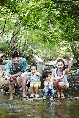 포토 JPG 주간 전신 나무 식물 라이프스타일 계절 여자 남자 딸 행복 아들 어린이 장난 가족 물놀이 놀이 물장구 엄마 휴가 가족여행 미소 웃음 사람 앉기 동양인 소녀 소년 여러명 성인 야외 앞모습 아웃포커스 캐주얼 여름 30대 여름휴가 바캉스 부모 계곡 한국인 돌_바위 바위 자녀 아빠 시원함 국내포토 자연요소 옷 감정 뷰포인트 여행 다수 관계 모션 촬영기법 표정 인종 생활 장년 파일형식 여름_계절