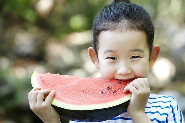 포토 JPG 주간 라이프스타일 여자 행복 어린이 음식 과일 휴가 여름음식 수박 한명 들기 사람 동양인 소녀 상반신 야외 앞모습 아웃포커스 한국인 시원함 먹기 여자만 여자한명만 어린이만 소녀만 소녀한명만 제철음식 제철과일 국내포토 자연요소 1 감정 뷰포인트 모션 촬영기법 인종 생활 제철 파일형식 여름_계절