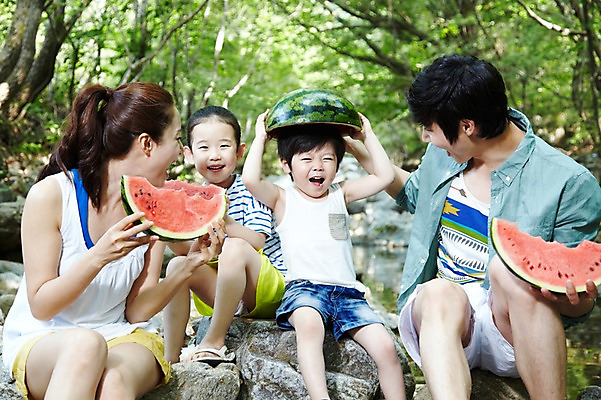 포토 JPG 주간 나무 식물 라이프스타일 계절 여자 남자 딸 행복 아들 어린이 음식 과일 장난 가족 놀이 엄마 휴가 여름음식 가족여행 수박 미소 웃음 들기 사람 앉기 동양인 소녀 소년 여러명 성인 야외 앞모습 아웃포커스 캐주얼 여름 30대 여름휴가 바캉스 부모 계곡 한국인 돌_바위 바위 자녀 아빠 시원함 먹기 제철음식 제철과일 국내포토 자연요소 옷 감정 뷰포인트 여행 다수 관계 모션 촬영기법 표정 인종 생활 장년 제철 파일형식 여름_계절