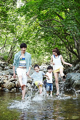 포토 JPG 주간 전신 나무 식물 라이프스타일 계절 여자 남자 딸 행복 아들 어린이 장난 가족 물놀이 놀이 물장구 엄마 휴가 가족여행 서기 미소 웃음 사람 동양인 소녀 소년 여러명 성인 야외 앞모습 캐주얼 여름 30대 여름휴가 바캉스 부모 계곡 손잡기 한국인 돌_바위 바위 자녀 아빠 시원함 국내포토 자연요소 옷 감정 뷰포인트 여행 다수 관계 모션 표정 인종 생활 장년 파일형식 여름_계절