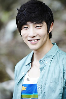 포토 JPG 주간 라이프스타일 남자 행복 휴가 한명 미소 웃음 사람 동양인 상반신 성인 야외 앞모습 아웃포커스 캐주얼 30대 한국인 시원함 남자만 남자한명만 성인남자만 성인한명만 성인남자한명만 장년만 장년남자만 장년남자한명만 성인만 국내포토 자연요소 1 옷 감정 뷰포인트 촬영기법 표정 인종 생활 장년 파일형식