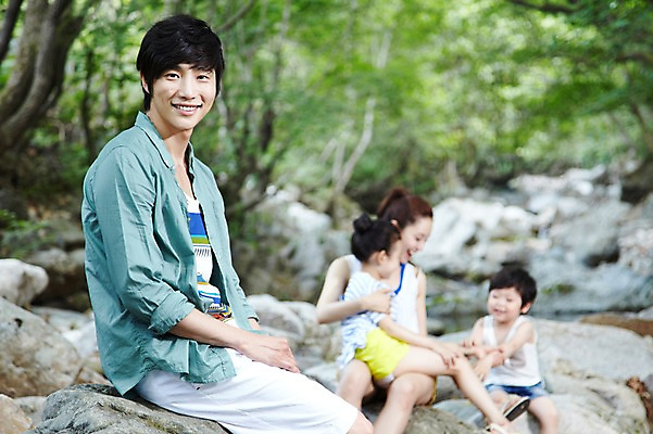 포토 JPG 주간 나무 식물 라이프스타일 계절 여자 남자 딸 행복 아들 어린이 가족 물놀이 엄마 휴가 가족여행 미소 웃음 사람 앉기 동양인 소녀 소년 여러명 성인 야외 옆모습 아웃포커스 캐주얼 여름 30대 여름휴가 바캉스 부모 계곡 한국인 돌_바위 바위 자녀 아빠 시원함 국내포토 자연요소 옷 감정 뷰포인트 여행 다수 관계 모션 놀이 촬영기법 표정 인종 생활 장년 파일형식 여름_계절