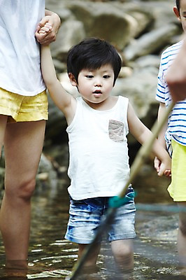 포토 JPG 주간 전신 라이프스타일 계절 여자 남자 딸 행복 아들 어린이 가족 물놀이 엄마 휴가 가족여행 서기 들기 사람 동양인 소녀 소년 여러명 성인 야외 앞모습 아웃포커스 캐주얼 여름 30대 여름휴가 바캉스 부모 계곡 손잡기 한국인 돌_바위 바위 자녀 뜰채 그물 아빠 시원함 고기잡이 국내포토 자연요소 옷 감정 뷰포인트 여행 다수 관계 모션 놀이 촬영기법 어업 인종 생활 장년 낚시용품 파일형식 여름_계절