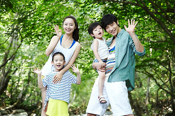 포토 JPG 주간 나무 식물 라이프스타일 계절 여자 남자 딸 행복 아들 어린이 가족 안기 엄마 휴가 가족여행 서기 미소 웃음 사람 동양인 손짓 소녀 소년 여러명 성인 야외 앞모습 아웃포커스 캐주얼 여름 30대 여름휴가 바캉스 부모 계곡 한국인 자녀 아빠 시원함 손인사 국내포토 자연요소 옷 감정 뷰포인트 여행 다수 관계 모션 촬영기법 표정 인종 생활 장년 인사 파일형식 여름_계절