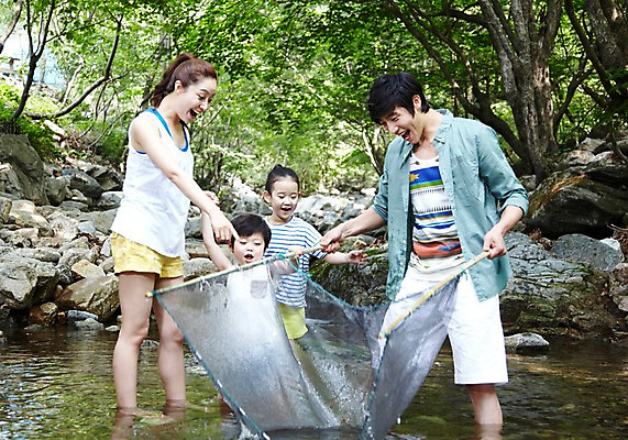 포토 JPG 주간 전신 나무 식물 라이프스타일 계절 여자 남자 딸 행복 아들 어린이 가족 물놀이 엄마 휴가 가족여행 서기 미소 웃음 들기 사람 동양인 소녀 소년 여러명 성인 야외 캐주얼 여름 30대 여름휴가 바캉스 부모 계곡 한국인 돌_바위 바위 자녀 뜰채 그물 아빠 시원함 고기잡이 국내포토 자연요소 옷 감정 여행 다수 관계 모션 놀이 표정 어업 인종 생활 장년 낚시용품 파일형식 여름_계절