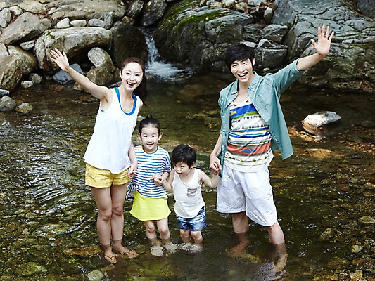 포토 JPG 주간 전신 라이프스타일 계절 여자 남자 딸 행복 아들 어린이 가족 물놀이 엄마 휴가 가족여행 서기 미소 웃음 사람 동양인 소녀 소년 여러명 성인 야외 앞모습 캐주얼 여름 30대 여름휴가 바캉스 부모 손들기 계곡 손잡기 한국인 돌_바위 바위 자녀 아빠 시원함 국내포토 자연요소 옷 감정 뷰포인트 여행 다수 관계 모션 놀이 표정 인종 생활 장년 파일형식 여름_계절