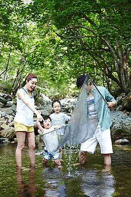 포토 JPG 주간 전신 나무 식물 라이프스타일 계절 여자 남자 딸 행복 아들 어린이 가족 물놀이 엄마 휴가 가족여행 서기 미소 웃음 들기 사람 동양인 소녀 소년 여러명 성인 야외 캐주얼 여름 30대 여름휴가 바캉스 부모 계곡 한국인 돌_바위 바위 자녀 뜰채 그물 아빠 시원함 고기잡이 국내포토 자연요소 옷 감정 여행 다수 관계 모션 놀이 표정 어업 인종 생활 장년 낚시용품 파일형식 여름_계절