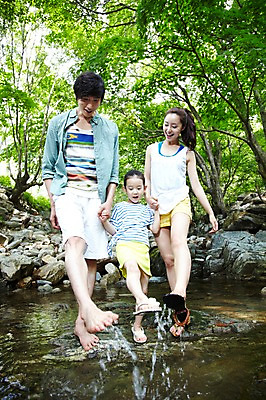 포토 JPG 주간 전신 나무 식물 라이프스타일 계절 여자 남자 딸 행복 어린이 장난 가족 물놀이 놀이 물장구 엄마 휴가 가족여행 서기 미소 웃음 사람 동양인 소녀 성인 야외 앞모습 캐주얼 세명 여름 30대 여름휴가 바캉스 부모 계곡 손잡기 한국인 돌_바위 바위 자녀 아빠 시원함 국내포토 자연요소 옷 감정 뷰포인트 여행 관계 모션 표정 인종 생활 장년 파일형식 여름_계절