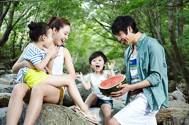 포토 JPG 주간 나무 식물 라이프스타일 계절 여자 남자 딸 행복 아들 어린이 음식 과일 가족 엄마 휴가 여름음식 가족여행 수박 서기 미소 웃음 사람 앉기 동양인 소녀 소년 여러명 성인 야외 아웃포커스 캐주얼 여름 30대 여름휴가 바캉스 부모 계곡 한국인 돌_바위 바위 자녀 아빠 시원함 먹기 제철음식 제철과일 국내포토 자연요소 옷 감정 여행 다수 관계 모션 촬영기법 표정 인종 생활 장년 제철 파일형식 여름_계절