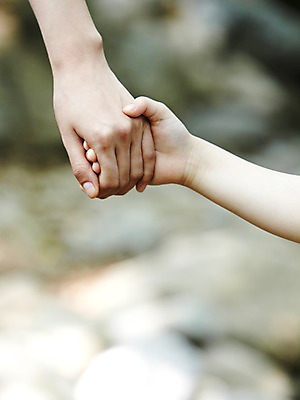 포토 JPG 주간 라이프스타일 손 행복 어린이 신체 가족 사람 성인 야외 두명 아웃포커스 신체부위 손잡기 시원함 팔 국내포토 자연요소 감정 관계 모션 촬영기법 생활 파일형식