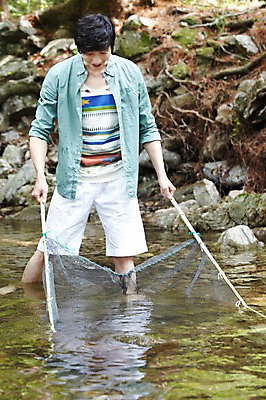 포토 JPG 주간 전신 라이프스타일 계절 남자 행복 물놀이 휴가 한명 서기 미소 웃음 들기 사람 동양인 성인 야외 앞모습 캐주얼 여름 30대 여름휴가 바캉스 계곡 한국인 돌_바위 바위 뜰채 그물 시원함 고기잡이 어구 남자만 남자한명만 성인남자만 성인한명만 성인남자한명만 장년만 장년남자만 장년남자한명만 성인만 국내포토 자연요소 1 옷 감정 뷰포인트 모션 놀이 표정 어업 인종 생활 장년 낚시용품 파일형식 여름_계절