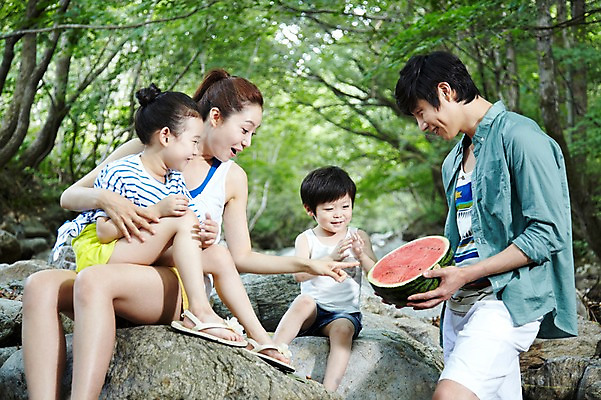 포토 JPG 주간 나무 식물 라이프스타일 계절 여자 남자 딸 행복 아들 어린이 음식 과일 가족 엄마 휴가 여름음식 가족여행 수박 서기 미소 웃음 사람 앉기 동양인 소녀 소년 여러명 성인 야외 아웃포커스 캐주얼 여름 30대 여름휴가 바캉스 부모 계곡 한국인 돌_바위 바위 자녀 아빠 시원함 먹기 제철음식 제철과일 국내포토 자연요소 옷 감정 여행 다수 관계 모션 촬영기법 표정 인종 생활 장년 제철 파일형식 여름_계절