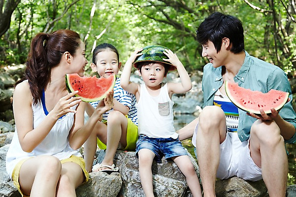 포토 JPG 주간 나무 식물 라이프스타일 계절 여자 남자 딸 행복 아들 어린이 음식 과일 장난 가족 놀이 엄마 휴가 여름음식 가족여행 수박 미소 웃음 들기 사람 앉기 동양인 소녀 소년 여러명 성인 야외 앞모습 아웃포커스 캐주얼 여름 30대 여름휴가 바캉스 부모 계곡 한국인 돌_바위 바위 자녀 아빠 시원함 먹기 제철음식 제철과일 국내포토 자연요소 옷 감정 뷰포인트 여행 다수 관계 모션 촬영기법 표정 인종 생활 장년 제철 파일형식 여름_계절