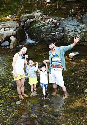 포토 JPG 주간 전신 라이프스타일 계절 여자 남자 딸 행복 아들 어린이 가족 물놀이 엄마 휴가 가족여행 서기 미소 웃음 사람 동양인 소녀 소년 여러명 성인 야외 앞모습 캐주얼 여름 30대 여름휴가 바캉스 부모 손들기 계곡 손잡기 한국인 돌_바위 바위 자녀 아빠 시원함 국내포토 자연요소 옷 감정 뷰포인트 여행 다수 관계 모션 놀이 표정 인종 생활 장년 파일형식 여름_계절