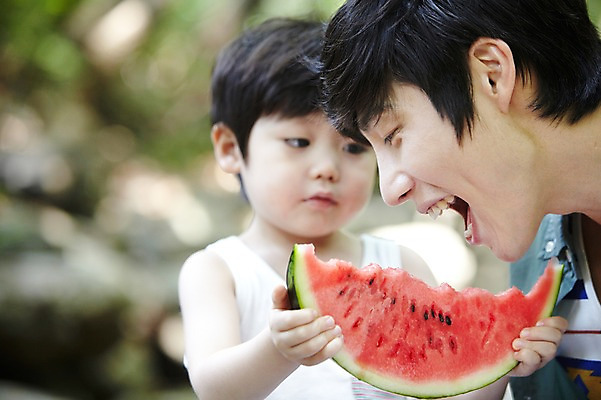 포토 JPG 주간 라이프스타일 남자 행복 아들 어린이 음식 과일 가족 휴가 여름음식 수박 미소 웃음 들기 사람 동양인 소년 상반신 성인 야외 두명 아웃포커스 30대 한국인 자녀 아빠 시원함 먹기 먹여주기 남자만 제철음식 제철과일 국내포토 자연요소 감정 관계 모션 촬영기법 표정 인종 생활 장년 제철 파일형식 여름_계절