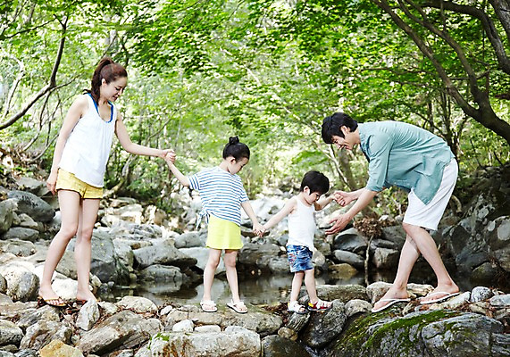 포토 JPG 주간 전신 나무 식물 라이프스타일 계절 여자 남자 딸 행복 아들 어린이 가족 물놀이 엄마 휴가 가족여행 서기 미소 웃음 사람 동양인 소녀 소년 여러명 성인 야외 옆모습 캐주얼 여름 30대 여름휴가 바캉스 부모 계곡 손잡기 한국인 돌_바위 바위 자녀 아빠 시원함 국내포토 자연요소 옷 감정 뷰포인트 여행 다수 관계 모션 놀이 표정 인종 생활 장년 파일형식 여름_계절