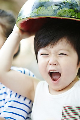 포토 JPG 주간 라이프스타일 여자 남자 행복 어린이 음식 과일 장난 가족 놀이 휴가 여름음식 수박 남매 미소 웃음 들기 사람 동양인 소녀 소년 상반신 야외 두명 아웃포커스 한국인 시원함 먹기 머리위 어린이만 제철음식 제철과일 국내포토 자연요소 감정 관계 모션 촬영기법 표정 인종 생활 제철 파일형식 여름_계절