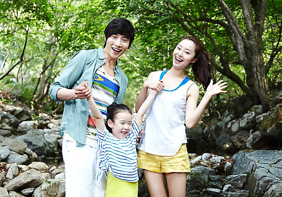 포토 JPG 주간 나무 식물 라이프스타일 계절 여자 남자 딸 행복 어린이 가족 엄마 휴가 가족여행 서기 미소 웃음 사람 동양인 소녀 성인 야외 앞모습 아웃포커스 캐주얼 세명 여름 30대 여름휴가 바캉스 부모 계곡 손잡기 한국인 돌_바위 바위 자녀 아빠 시원함 국내포토 자연요소 옷 감정 뷰포인트 여행 관계 모션 촬영기법 표정 인종 생활 장년 파일형식 여름_계절