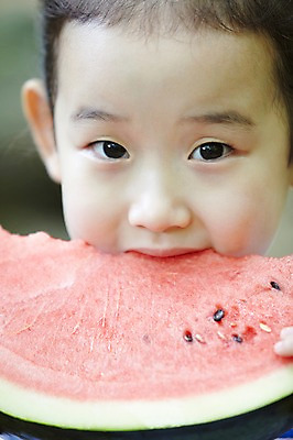포토 JPG 주간 라이프스타일 여자 행복 얼굴 어린이 음식 과일 휴가 여름음식 수박 한명 들기 사람 동양인 소녀 근접촬영 상반신 야외 앞모습 아웃포커스 신체부위 한국인 시원함 먹기 여자만 여자한명만 어린이만 소녀만 소녀한명만 제철음식 제철과일 국내포토 자연요소 1 감정 뷰포인트 모션 촬영기법 인종 생활 제철 파일형식 여름_계절