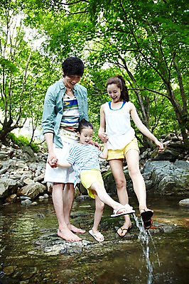 포토 JPG 주간 전신 나무 식물 라이프스타일 계절 여자 남자 딸 행복 어린이 장난 가족 물놀이 놀이 물장구 엄마 휴가 가족여행 서기 미소 웃음 사람 동양인 소녀 성인 야외 앞모습 캐주얼 세명 여름 30대 여름휴가 바캉스 부모 계곡 손잡기 한국인 돌_바위 바위 자녀 아빠 시원함 국내포토 자연요소 옷 감정 뷰포인트 여행 관계 모션 표정 인종 생활 장년 파일형식 여름_계절