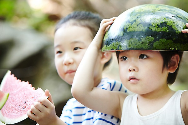 포토 JPG 주간 라이프스타일 응시 여자 남자 행복 어린이 음식 과일 장난 가족 놀이 휴가 여름음식 수박 남매 들기 사람 동양인 소녀 소년 상반신 야외 두명 아웃포커스 한국인 시원함 먹기 머리위 어린이만 제철음식 제철과일 국내포토 자연요소 시선 감정 관계 모션 촬영기법 인종 생활 제철 파일형식 여름_계절