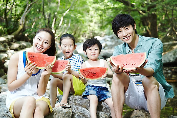 포토 JPG 주간 나무 식물 라이프스타일 계절 여자 남자 딸 행복 아들 어린이 음식 과일 가족 엄마 휴가 여름음식 가족여행 수박 미소 웃음 들기 사람 앉기 동양인 소녀 소년 여러명 성인 야외 앞모습 아웃포커스 캐주얼 여름 30대 여름휴가 바캉스 부모 계곡 한국인 돌_바위 바위 자녀 아빠 시원함 먹기 제철음식 제철과일 국내포토 자연요소 옷 감정 뷰포인트 여행 다수 관계 모션 촬영기법 표정 인종 생활 장년 제철 파일형식 여름_계절