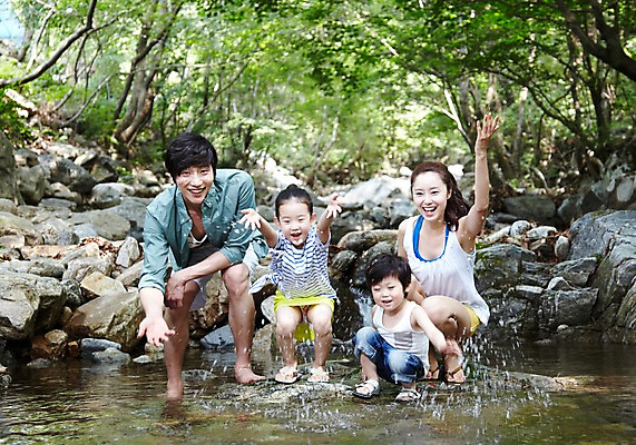 포토 JPG 주간 전신 나무 식물 라이프스타일 계절 여자 남자 딸 행복 아들 어린이 장난 가족 물놀이 놀이 물장구 엄마 휴가 가족여행 미소 웃음 사람 앉기 동양인 소녀 소년 여러명 성인 야외 앞모습 아웃포커스 캐주얼 여름 30대 여름휴가 바캉스 부모 계곡 한국인 돌_바위 바위 자녀 아빠 시원함 국내포토 자연요소 옷 감정 뷰포인트 여행 다수 관계 모션 촬영기법 표정 인종 생활 장년 파일형식 여름_계절