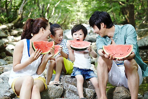 포토 JPG 주간 나무 식물 라이프스타일 계절 여자 남자 딸 행복 아들 어린이 음식 과일 가족 엄마 휴가 여름음식 가족여행 수박 미소 웃음 들기 사람 앉기 동양인 소녀 소년 여러명 성인 야외 앞모습 아웃포커스 캐주얼 여름 30대 여름휴가 바캉스 부모 계곡 한국인 돌_바위 바위 자녀 아빠 시원함 먹기 제철음식 제철과일 국내포토 자연요소 옷 감정 뷰포인트 여행 다수 관계 모션 촬영기법 표정 인종 생활 장년 제철 파일형식 여름_계절