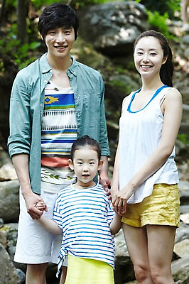 포토 JPG 주간 라이프스타일 계절 여자 남자 딸 행복 어린이 가족 엄마 휴가 가족여행 서기 미소 웃음 사람 동양인 소녀 성인 야외 앞모습 아웃포커스 캐주얼 세명 여름 30대 여름휴가 바캉스 부모 계곡 손잡기 한국인 돌_바위 바위 자녀 아빠 시원함 국내포토 자연요소 옷 감정 뷰포인트 여행 관계 모션 촬영기법 표정 인종 생활 장년 파일형식 여름_계절