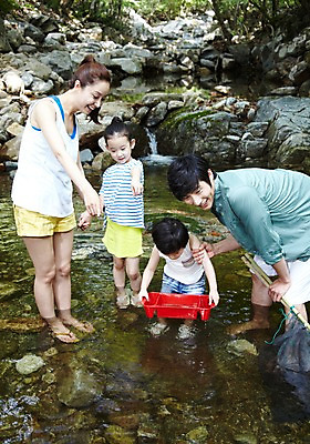 포토 JPG 주간 라이프스타일 계절 여자 남자 딸 행복 아들 어린이 가족 물놀이 엄마 휴가 가족여행 숙이기 서기 사람 동양인 손짓 소녀 소년 여러명 성인 야외 캐주얼 여름 30대 여름휴가 바캉스 부모 계곡 한국인 돌_바위 바위 자녀 가리킴 뜰채 그물 아빠 시원함 수집 물안경 다슬기 어구 국내포토 자연요소 옷 감정 여행 포즈 다수 관계 모션 놀이 어패류 인종 생활 장년 낚시용품 수영용품 파일형식 여름_계절