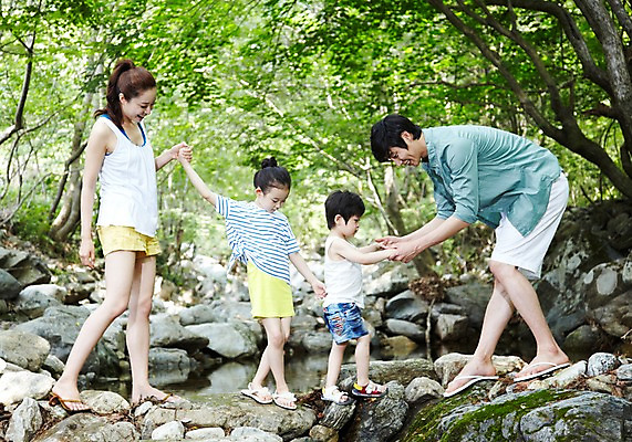 포토 JPG 주간 전신 나무 식물 라이프스타일 계절 여자 남자 딸 행복 아들 어린이 가족 물놀이 엄마 휴가 가족여행 서기 미소 웃음 사람 동양인 소녀 소년 여러명 성인 야외 옆모습 캐주얼 여름 30대 여름휴가 바캉스 부모 계곡 손잡기 한국인 돌_바위 바위 자녀 아빠 시원함 국내포토 자연요소 옷 감정 뷰포인트 여행 다수 관계 모션 놀이 표정 인종 생활 장년 파일형식 여름_계절