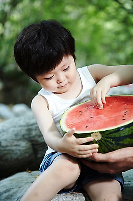 포토 JPG 주간 라이프스타일 남자 행복 어린이 음식 과일 휴가 여름음식 수박 한명 들기 사람 앉기 동양인 소년 야외 앞모습 아웃포커스 캐주얼 계곡 한국인 돌_바위 바위 시원함 먹기 남자만 남자한명만 어린이만 소년만 소년한명만 제철음식 제철과일 국내포토 자연요소 1 옷 감정 뷰포인트 모션 촬영기법 인종 생활 제철 파일형식 여름_계절