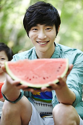 포토 JPG 주간 라이프스타일 남자 행복 아들 어린이 음식 과일 가족 휴가 여름음식 수박 미소 웃음 들기 사람 앉기 동양인 소년 성인 야외 두명 앞모습 아웃포커스 캐주얼 30대 한국인 자녀 아빠 시원함 먹기 남자만 제철음식 제철과일 국내포토 자연요소 옷 감정 뷰포인트 관계 모션 촬영기법 표정 인종 생활 장년 제철 파일형식 여름_계절