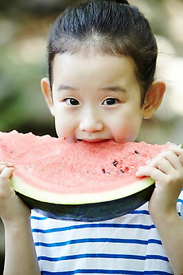 포토 JPG 주간 라이프스타일 여자 행복 어린이 음식 과일 휴가 여름음식 수박 한명 들기 사람 동양인 소녀 상반신 야외 앞모습 아웃포커스 한국인 시원함 먹기 여자만 여자한명만 어린이만 소녀만 소녀한명만 제철음식 제철과일 국내포토 자연요소 1 감정 뷰포인트 모션 촬영기법 인종 생활 제철 파일형식 여름_계절