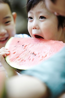 포토 JPG 주간 라이프스타일 여자 남자 행복 어린이 음식 과일 가족 휴가 여름음식 수박 미소 웃음 들기 사람 동양인 소녀 소년 상반신 야외 옆모습 아웃포커스 세명 한국인 시원함 먹기 어린이만 제철음식 제철과일 국내포토 자연요소 감정 뷰포인트 관계 모션 촬영기법 표정 인종 생활 제철 파일형식 여름_계절