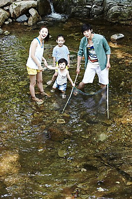 포토 JPG 주간 전신 라이프스타일 계절 여자 남자 딸 행복 아들 어린이 가족 물놀이 엄마 휴가 가족여행 서기 미소 웃음 들기 사람 동양인 소녀 소년 여러명 성인 야외 앞모습 캐주얼 여름 30대 여름휴가 바캉스 부모 계곡 한국인 돌_바위 바위 자녀 뜰채 그물 아빠 시원함 고기잡이 국내포토 자연요소 옷 감정 뷰포인트 여행 다수 관계 모션 놀이 표정 어업 인종 생활 장년 낚시용품 파일형식 여름_계절