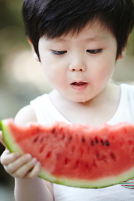 포토 JPG 주간 라이프스타일 남자 행복 어린이 음식 과일 휴가 여름음식 수박 한명 들기 사람 동양인 소년 상반신 야외 앞모습 아웃포커스 한국인 시원함 먹기 남자만 남자한명만 어린이만 소년만 소년한명만 제철음식 제철과일 국내포토 자연요소 1 감정 뷰포인트 모션 촬영기법 인종 생활 제철 파일형식 여름_계절