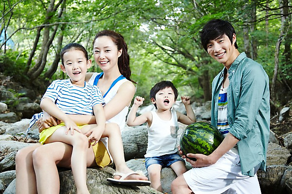 포토 JPG 주간 나무 식물 라이프스타일 계절 여자 남자 딸 행복 아들 어린이 음식 과일 가족 엄마 휴가 여름음식 가족여행 수박 서기 미소 웃음 사람 앉기 동양인 소녀 소년 여러명 성인 야외 아웃포커스 캐주얼 여름 30대 여름휴가 바캉스 부모 계곡 한국인 돌_바위 바위 자녀 아빠 시원함 제철음식 제철과일 국내포토 자연요소 옷 감정 여행 다수 관계 모션 촬영기법 표정 인종 생활 장년 제철 파일형식 여름_계절