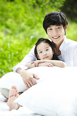 포토 JPG 주간 라이프스타일 여자 남자 딸 여유 어린이 가족 베개 휴식 미소 웃음 사람 앉기 동양인 소녀 성인 야외 두명 앞모습 아웃포커스 30대 부모 이불 한국인 자녀 아빠 숲속 숲 상쾌 삼림욕 부녀 국내포토 자연요소 감정 뷰포인트 컨셉 관계 침구 모션 촬영기법 표정 인종 생활 장년 파일형식