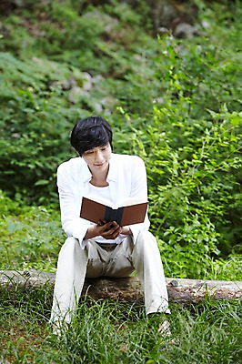 포토 JPG 주간 전신 나무 식물 라이프스타일 응시 남자 여유 휴식 한명 들기 사람 앉기 동양인 성인 야외 앞모습 아웃포커스 책 30대 독서 한국인 숲속 숲 상쾌 통나무 삼림욕 남자만 남자한명만 성인남자만 성인한명만 성인남자한명만 장년만 장년남자만 장년남자한명만 성인만 국내포토 자연요소 1 시선 감정 뷰포인트 컨셉 모션 촬영기법 인종 생활 장년 파일형식