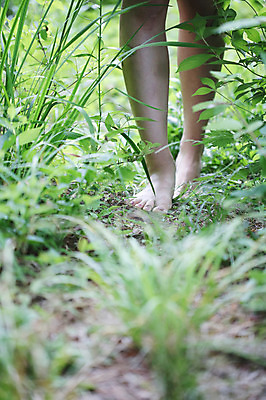 포토 JPG 주간 식물 라이프스타일 여자 여유 신체 맨발 발 휴식 한명 사람 성인 야외 앞모습 아웃포커스 신체부위 걷기 산책 다리 풀 숲속 숲 상쾌 삼림욕 여자만 여자한명만 성인여자만 성인만 어싱 국내포토 자연요소 1 감정 뷰포인트 컨셉 모션 촬영기법 생활 파일형식