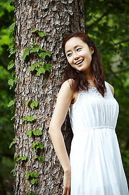 포토 JPG 주간 나무 식물 라이프스타일 긴머리 응시 원피스 여자 여유 휴식 한명 미소 웃음 사람 동양인 상반신 성인 야외 앞모습 아웃포커스 30대 기댐 한국인 담쟁이덩굴 숲속 숲 상쾌 삼림욕 여자만 여자한명만 성인여자만 성인한명만 성인여자한명만 장년만 장년여자만 장년여자한명만 성인만 국내포토 자연요소 1 헤어스타일 시선 옷 감정 뷰포인트 컨셉 모션 촬영기법 표정 인종 생활 장년 덩굴 파일형식