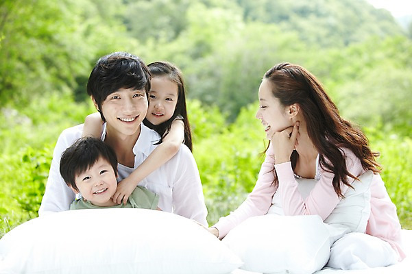 포토 JPG 주간 나무 식물 라이프스타일 여자 남자 딸 아들 여유 어린이 가족 베개 엄마 휴식 미소 웃음 사람 앉기 동양인 소녀 소년 여러명 성인 야외 앞모습 아웃포커스 30대 부모 이불 한국인 자녀 아빠 숲속 숲 상쾌 삼림욕 국내포토 자연요소 감정 뷰포인트 다수 컨셉 관계 침구 모션 촬영기법 표정 인종 생활 장년 파일형식