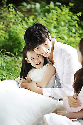 포토 JPG 주간 라이프스타일 여자 남자 딸 아들 여유 어린이 가족 베개 엄마 휴식 미소 웃음 사람 앉기 동양인 소녀 소년 여러명 성인 야외 옆모습 아웃포커스 30대 부모 마주보기 이불 한국인 자녀 아빠 숲속 숲 상쾌 삼림욕 국내포토 자연요소 감정 뷰포인트 다수 컨셉 관계 침구 모션 촬영기법 표정 인종 생활 장년 파일형식